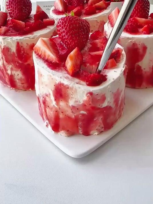 草莓的季节就得吃草莓蛋糕，看这颜值太好看了吧