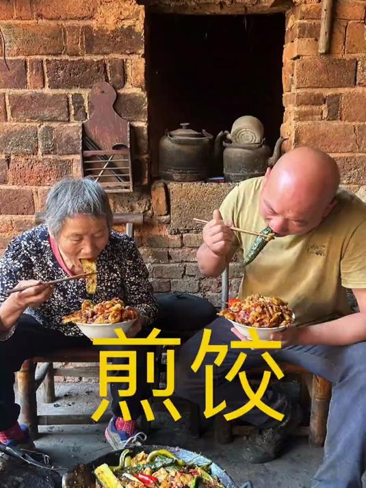 今天给老妈安排个煎饺农村就这生活,简简单单又是一餐