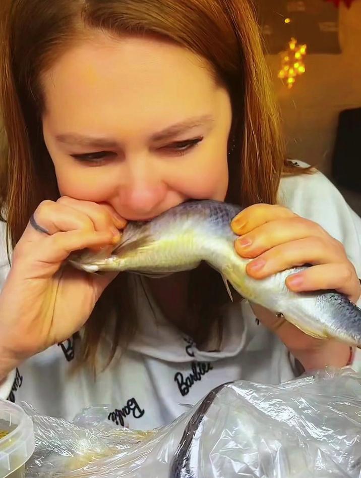 俄罗斯人都是如何花式吃咸鱼的,这种吃法一般的人估计不敢尝试吧