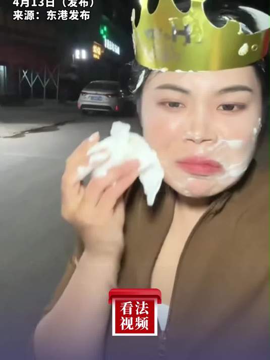 妹妹过生日脸上被姐姐抹蛋糕，不高兴生气离开后姐姐追了出来