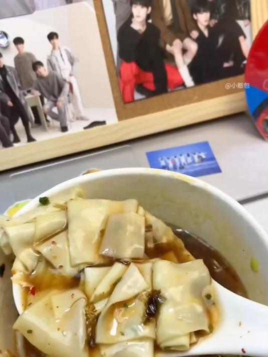 大桶装才好吃!真实添加紫菜和虾皮酸汤味面叶冲