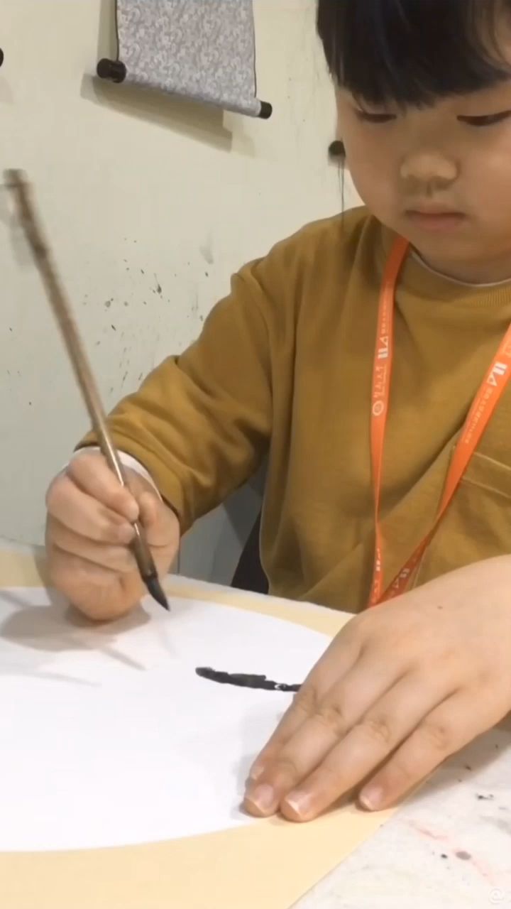 《连年有余》中国传统的吉祥图案之一用以称颂富裕祝贺之意莲花谐音“连”鱼谐音“余”