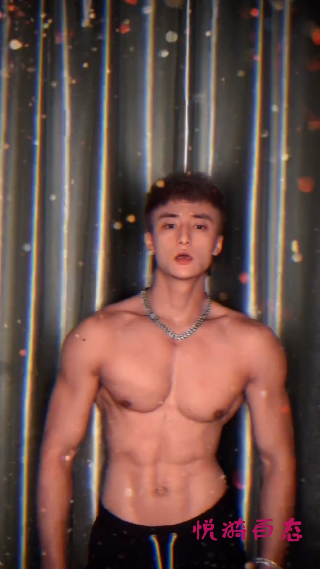 酷帅型男脱去笔挺的西装,便是质感的胸肌和腹肌,肌肉真是男生的华服