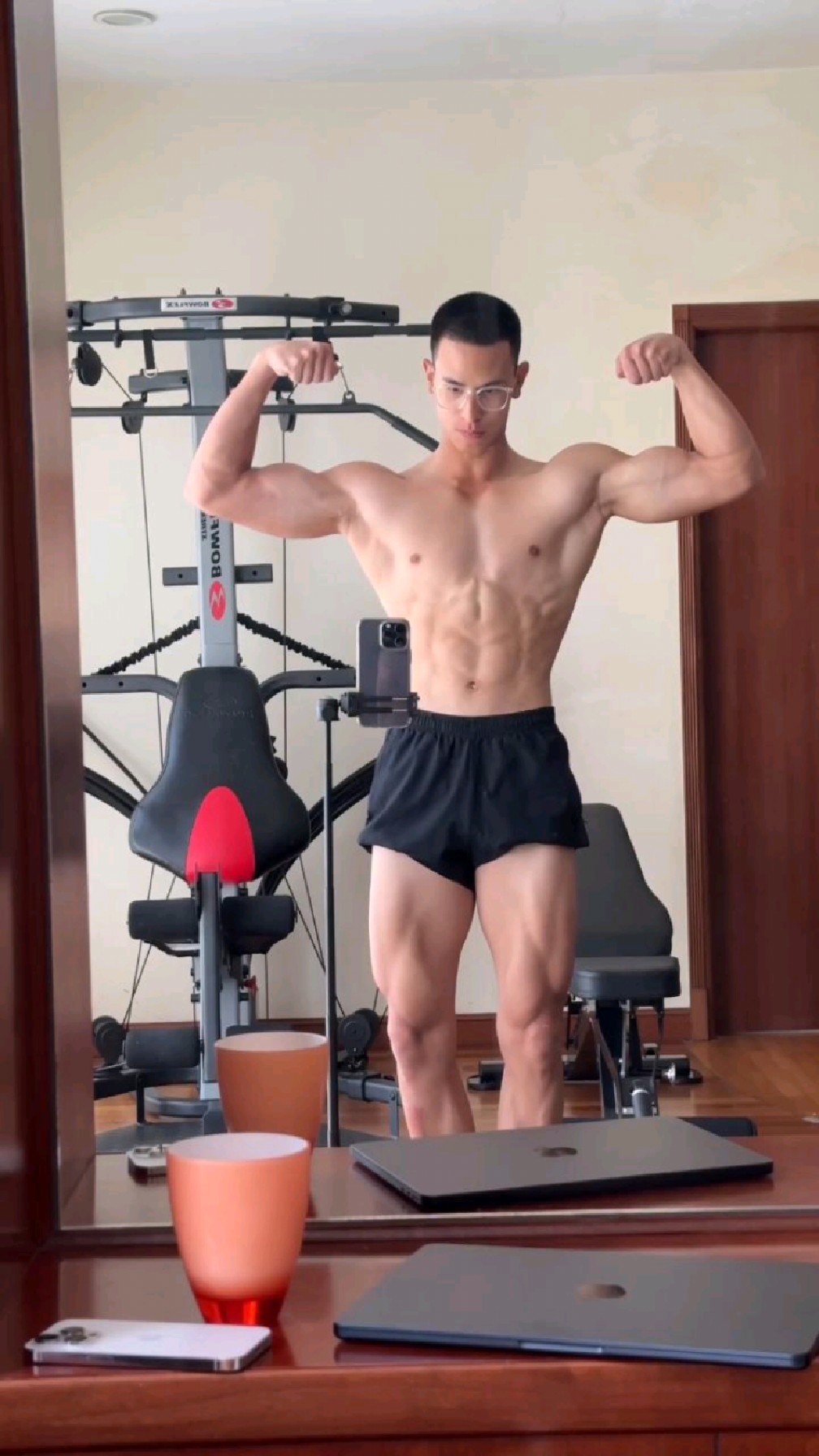 寸头肌肉哥的身材比例真完美