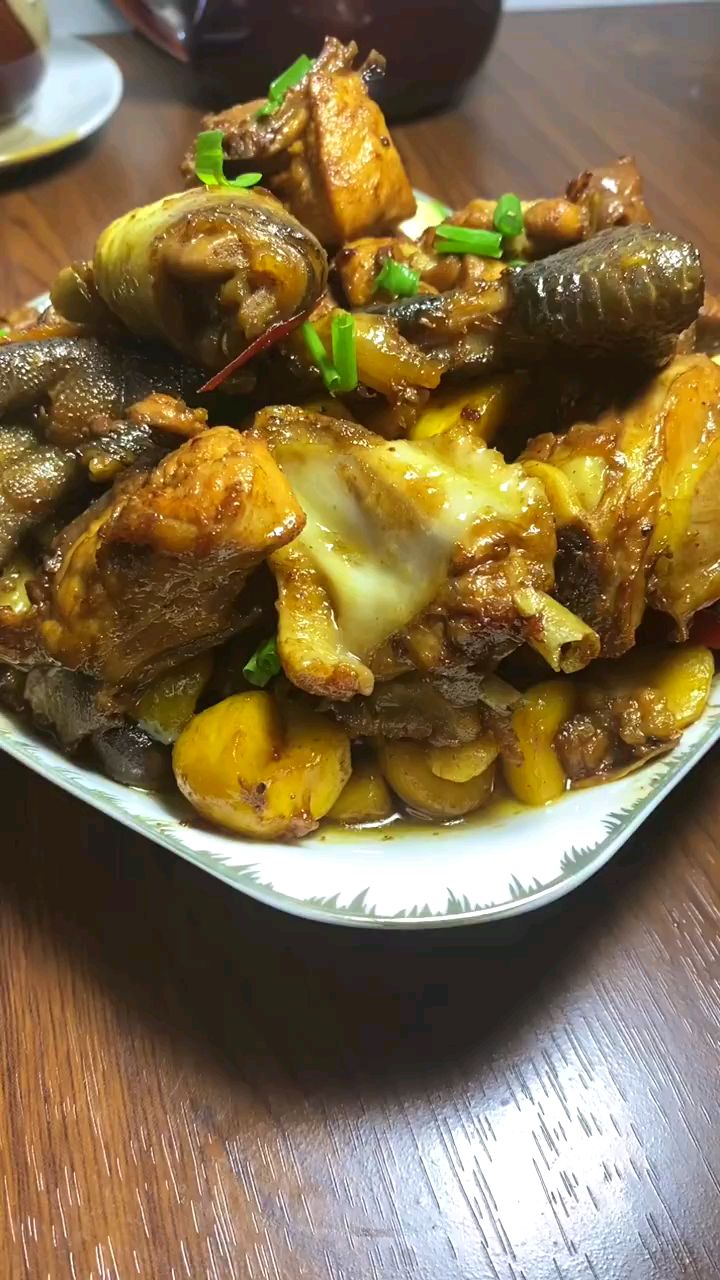 农村的美食炖土鸡