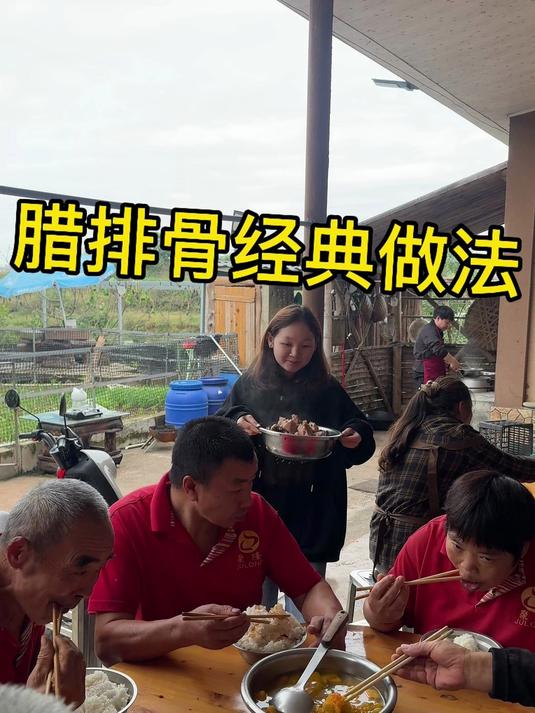 腊排骨遇上洪湖藕，排骨香莲藕粉唧唧，能啃排骨能喝汤天冷来一锅