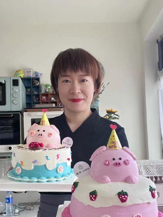 一起做了两个小猪宝宝蛋糕，一共做了4个多小时，有没有被可爱到！ #踢开世界的门#
