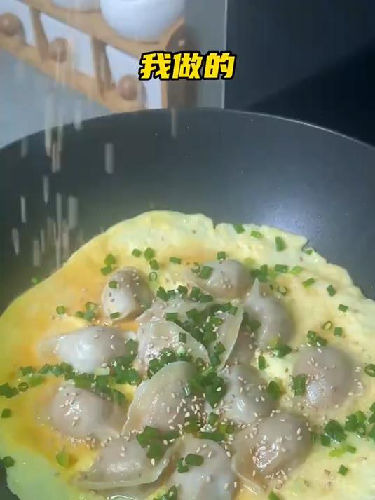 速冻饺子别再总煮着吃了 试试这么做 简单又好吃 外焦里嫩