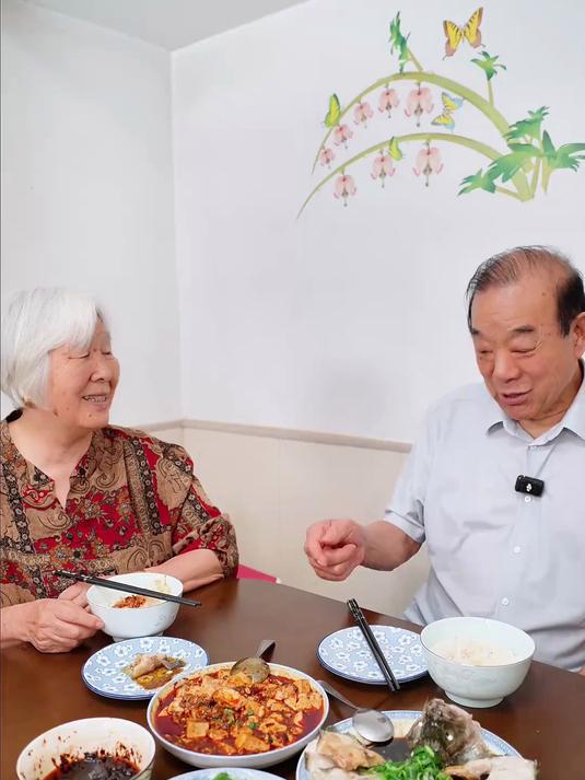 家庭版「清蒸鲈鱼」鲜嫩多汁，营养满满。「麻婆豆腐」麻辣鲜香