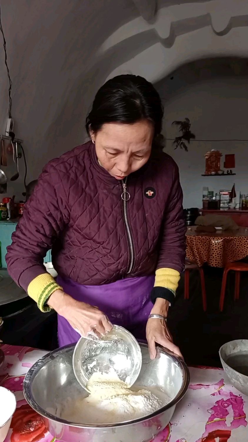 手擀豆面宽面条,配点干煸白菜,香辣入味