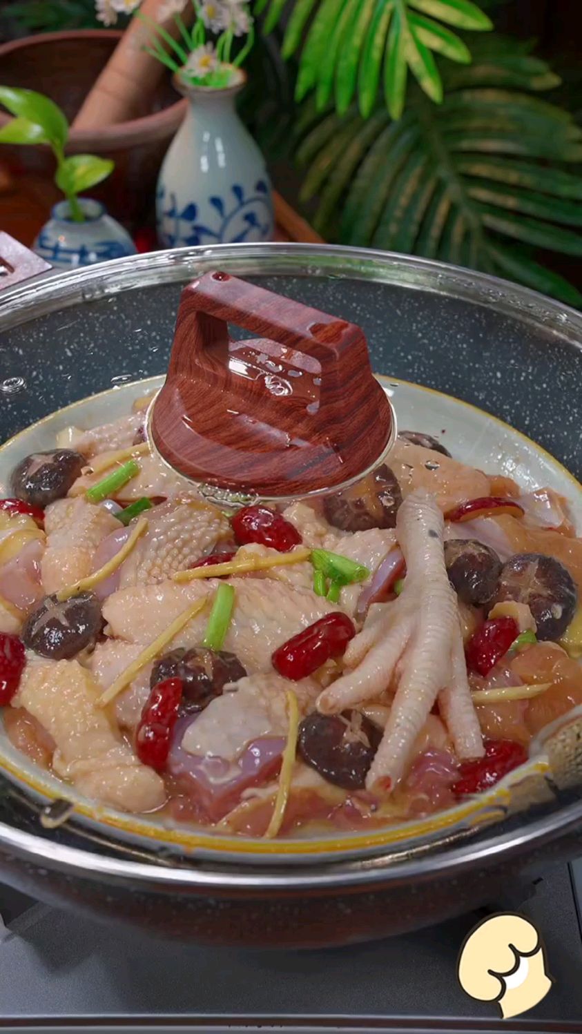 香菇蒸滑鸡 在广东,香菇蒸滑鸡是经常出现在我们餐桌上的一道家常菜,简单营养又好吃