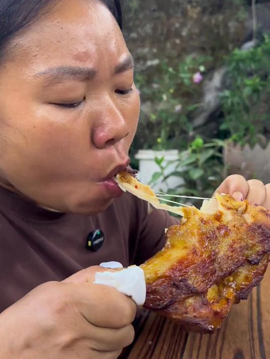 看老满吃饭的劲头就知道他干活行不行、一碗牛肉面一个鸡腿也能吃出大餐的感觉