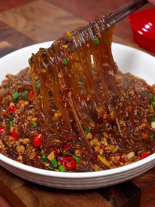 这道经典的肉末粉条你们一定要试一试