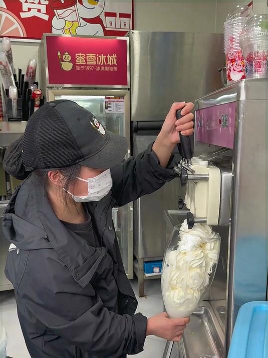 挑战超大杯冰淇淋，又是吃冰淇淋的季节到了