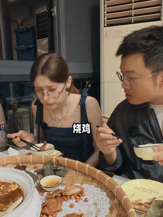 大粗汉带北欧女友吃阳朔簸箕宴！西街夜市她跑去和别人蹦迪！