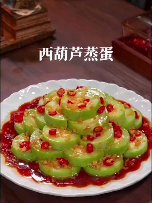 把鸡蛋液倒进西葫芦里蒸一蒸，出锅就是一道小孩无法抗拒的美食