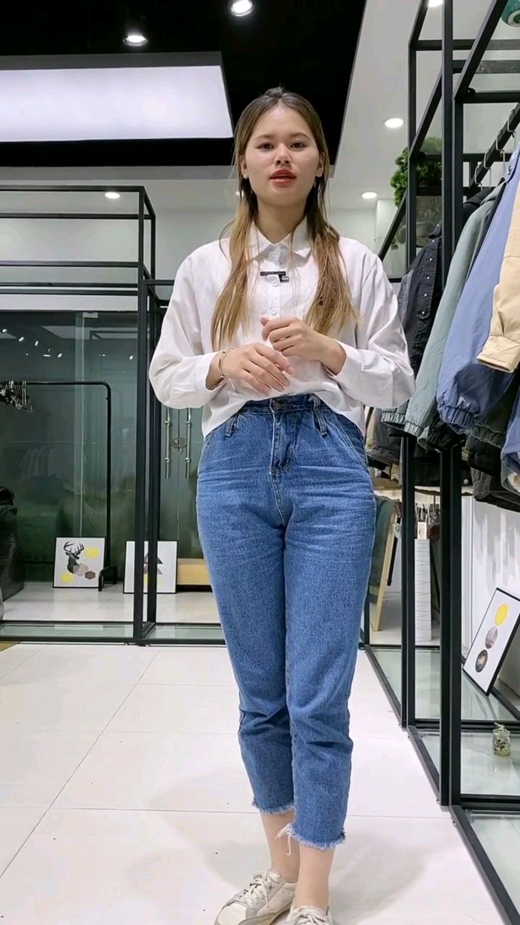 广州尾货服装市场派克服系列,一件衣服的价格相当于白菜价,真是超值了