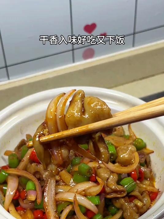 干锅肥肠的家常做法,干香入味