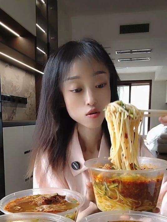 今天吃个徐州肉酱米线,又酸又辣