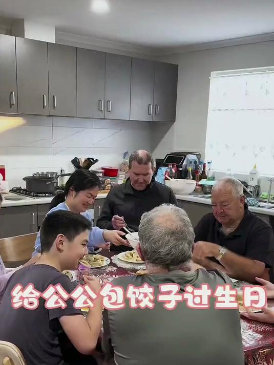 和孩子们一起包饺子,给公公过生日的一天