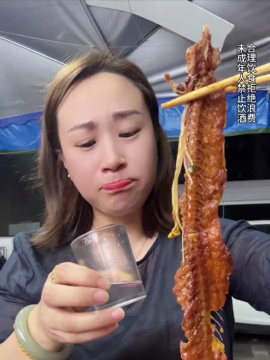 东北单身女人麻婆豆腐回锅肉烤鱼带来了许多欢乐吃好喝好太治愈了