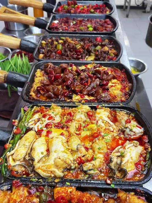 特色铁板菜,铁板生蚝,比烧烤香,可做30种以上菜品,5种口味