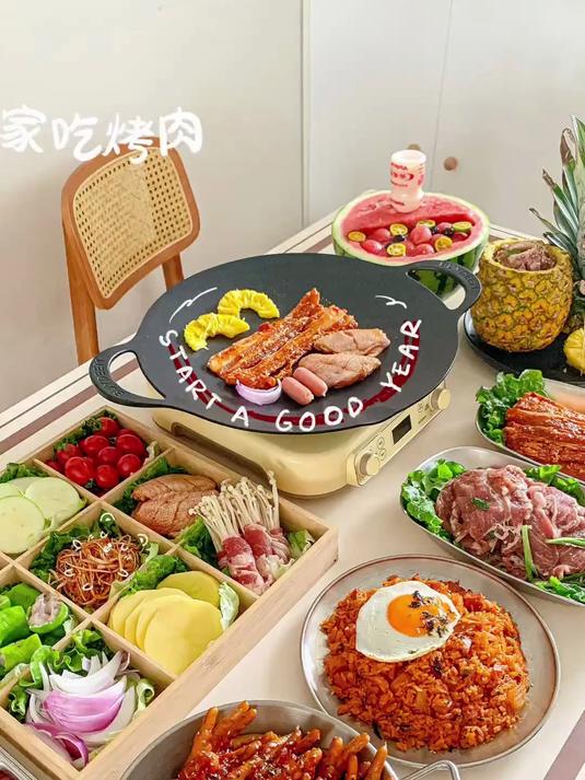 闺蜜聚餐一起宅家吃烤肉大餐吖