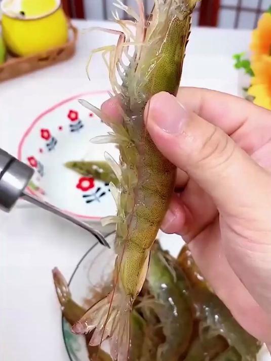 一分钟告诉你怎么处理买回来的虾,学会了之后做出的虾美味又健康