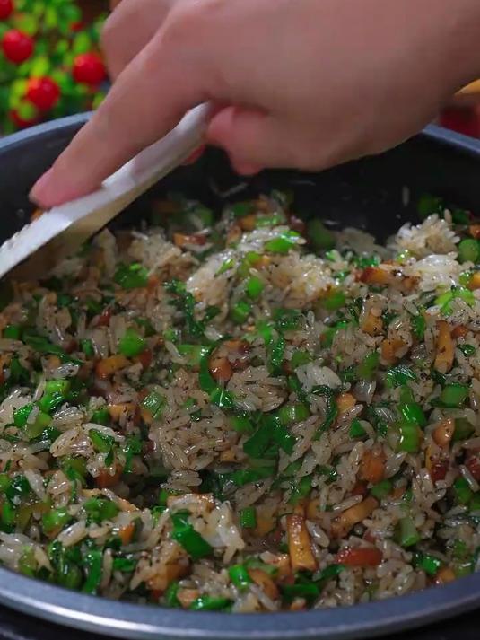这是饭店里桌桌必点的黑松露青菜饭