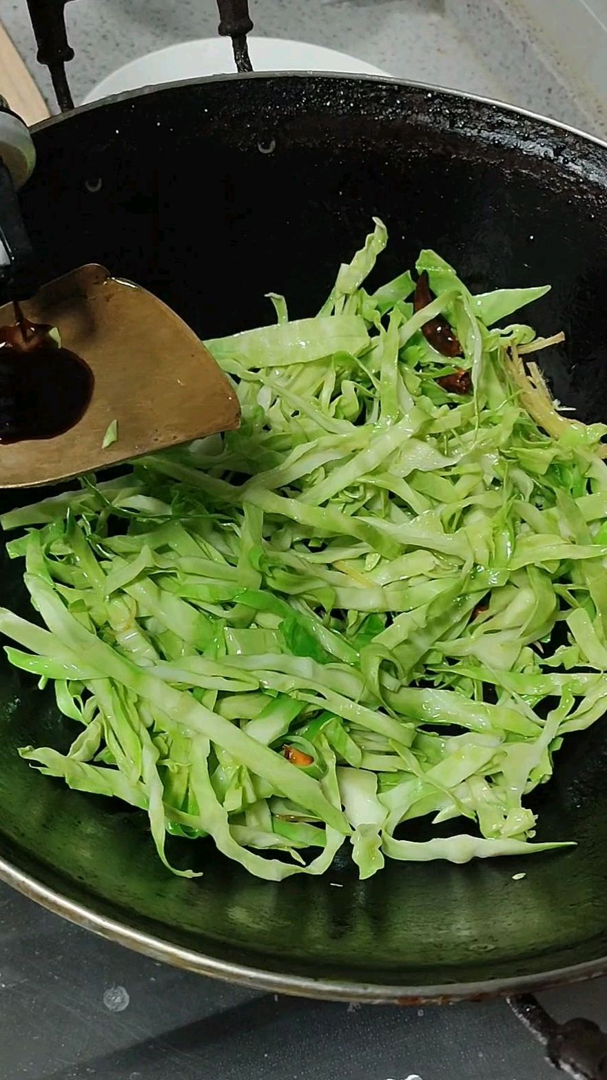 醋溜莲花白切成丝再炒,清脆爽口,不妨来试试