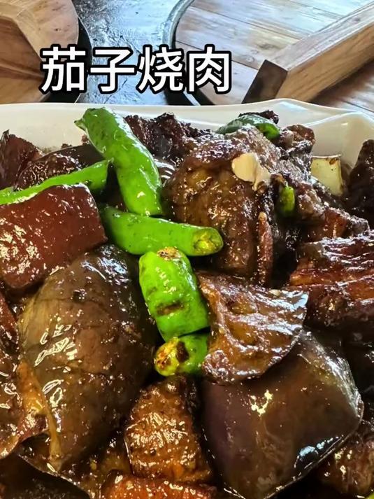 家里种的茄子都长出来了，揪下来和五花肉一起烧