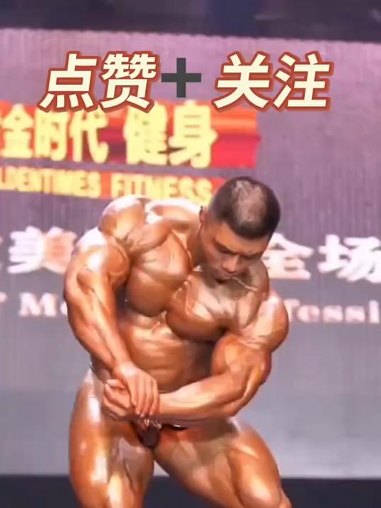 雕塑线条:肌肉男的力量与优雅的对决