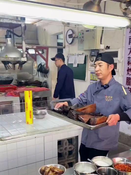 传承湘菜，大蒜炒腊肉，三线五层味道醇香