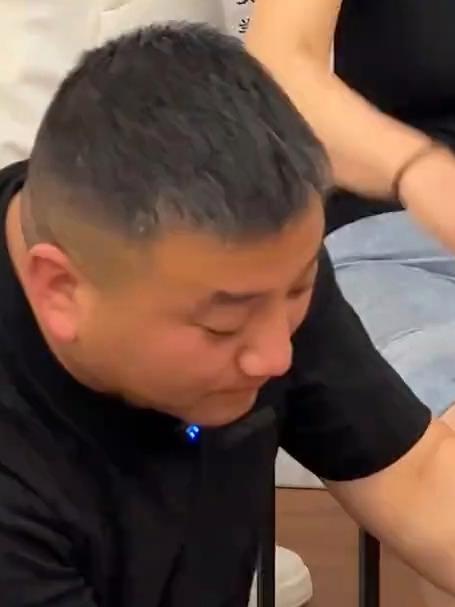 谁说刮痧会疼哭的?怎么我给谁刮痧,谁就哈哈笑呢!
