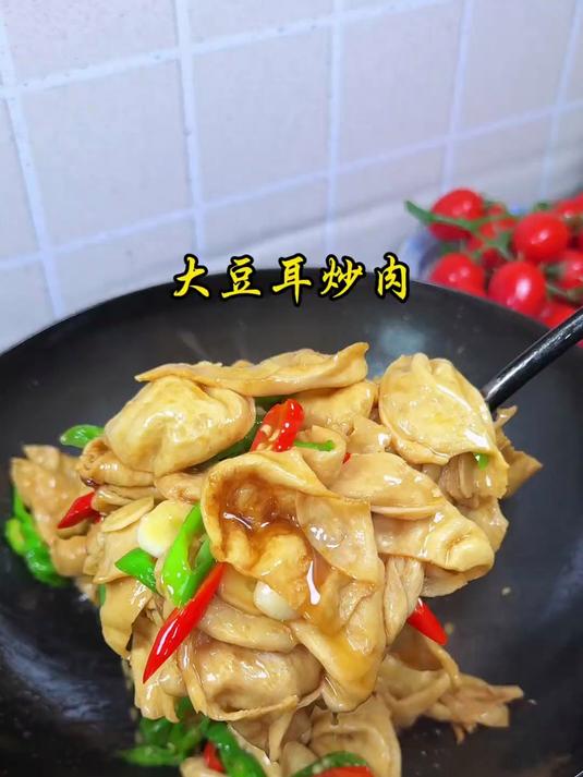 跟朋友聚餐常做的菜，大豆耳素肉炒芹菜，鲜香可口