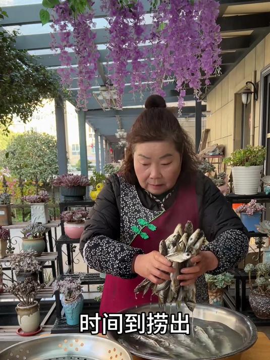 传统酒酿溪流鱼干的做法,搭配上传统工艺的酒酿,融合的酒酿鱼干