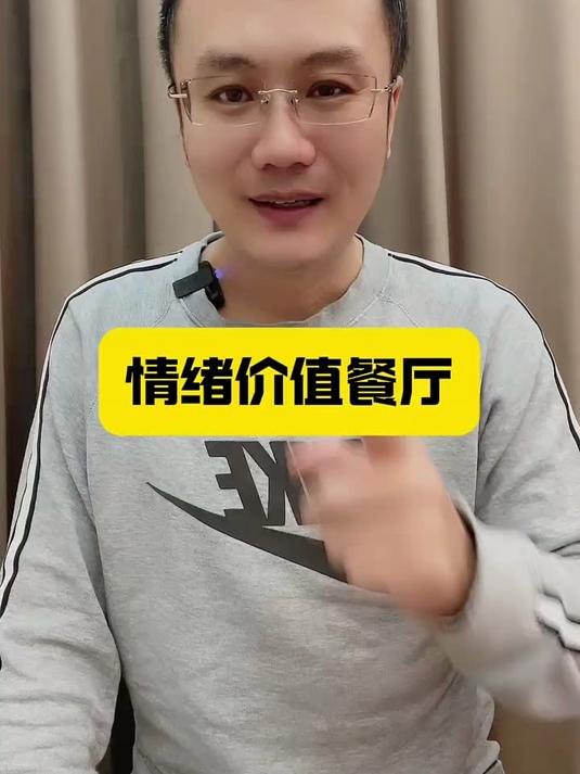 这是服务员上菜的仪式感