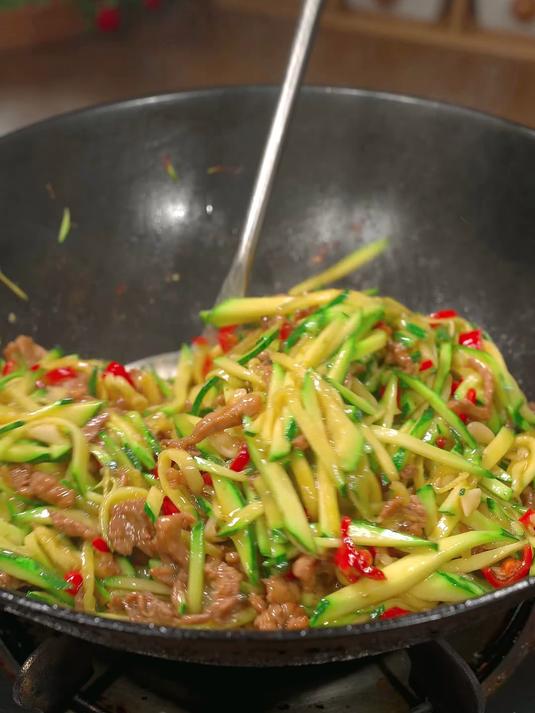 又嫩又脆的嫩南瓜丝炒肉，做法还超级简单 湘菜 美食