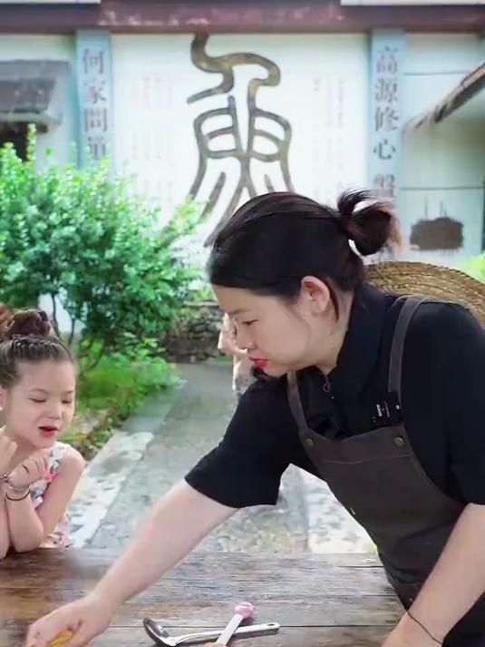 带孩子们体验抓鱼的快乐，你们抓过石头鱼没