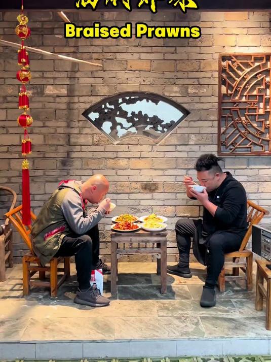 酱香浓郁包裹虾球,琥珀色泽泛着油光,外酥里嫩鲜甜Q弹