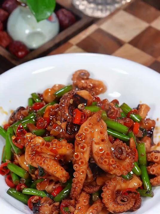 冬日暖锅必有热卖八爪鱼,滚烫鲜香,驱散周身寒意