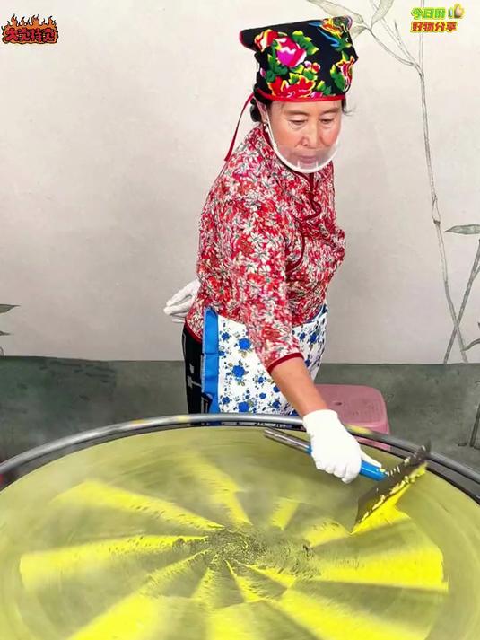 她就是山东无人不知的煎饼西施，烙出的煎饼香软可口，太好吃了