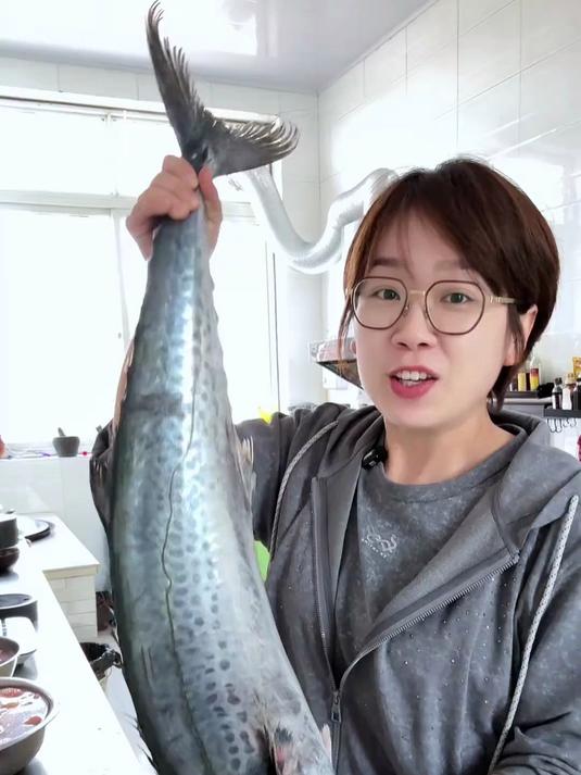 今天家里来客人用一条大鲅鱼做了三种吃法，大鲅鱼饺子鲜嫩多汁