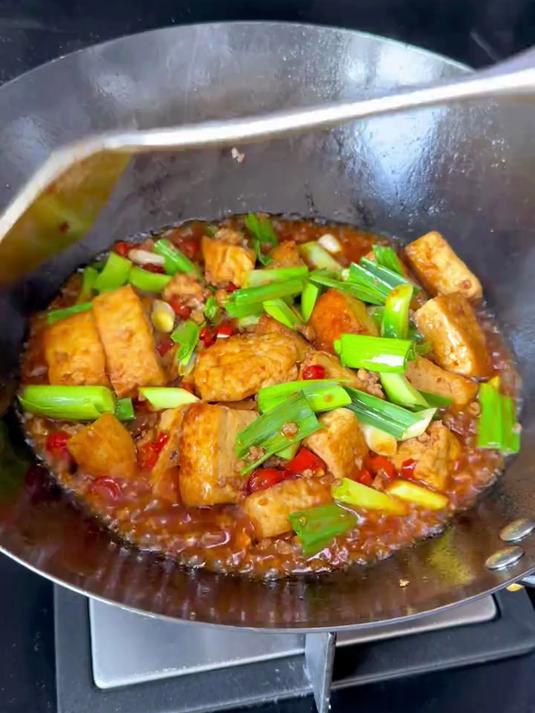 百吃不厌的蒜苗烧豆腐