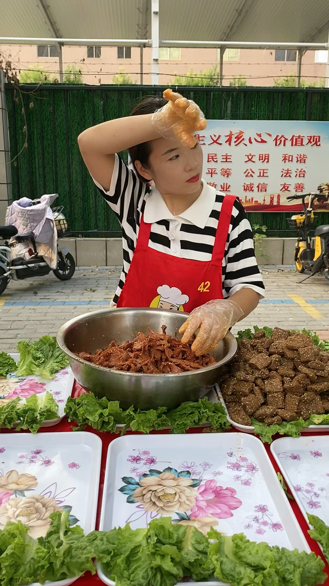 90后的我在路边摆摊素肉,不要嫌弃我是社会最底层,每天忙忙碌碌,靠自己双手改变生活