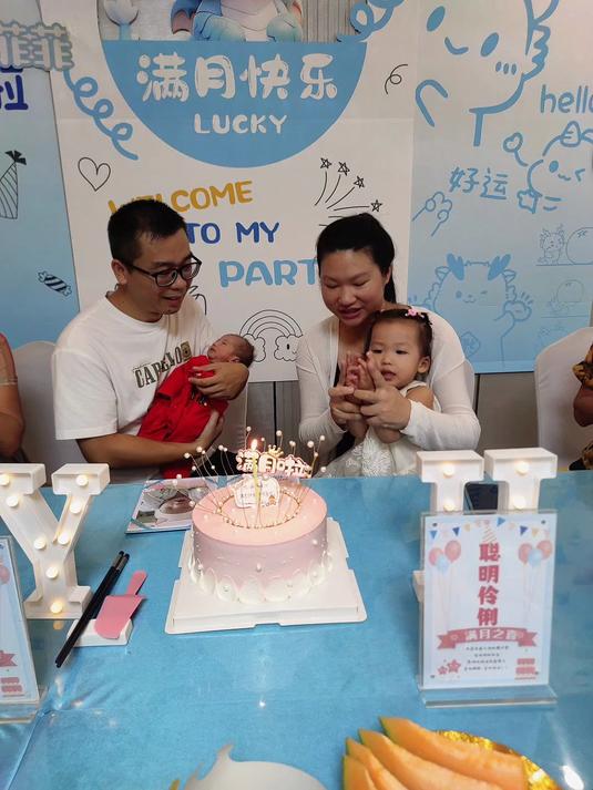 广西钦州:婴儿宝宝的满月典礼,姐姐代替二宝吹蛋糕蜡烛并许愿啦