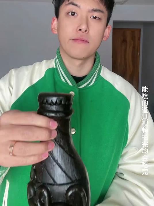 用表情包吃超级大软糖！全是软糖！你见过这么大的软糖吗？