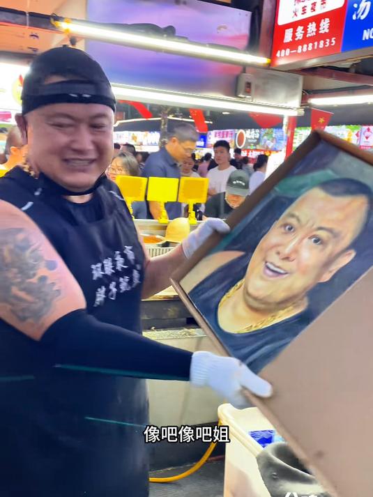 全国游走挑战用画交换美好 热情豪爽的东北烤鱿鱼大哥 看到画后开心的像个孩子