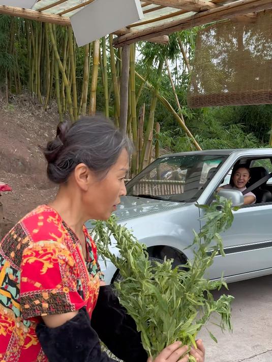 抓稻花鱼 稻花鱼用菜籽油炸过之后，香得很