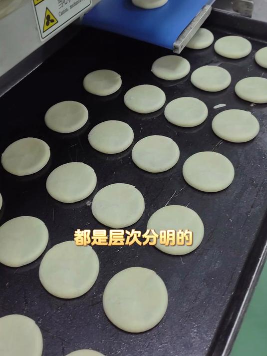 这台机器做出来的绿豆饼效果真的是好,酥饼个个都是层次分明的
